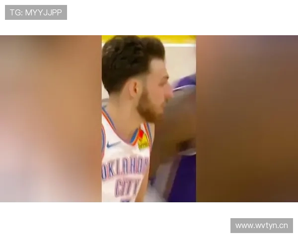 [NBA]肯里奇突分篮下 霍姆格伦双手送暴扣.